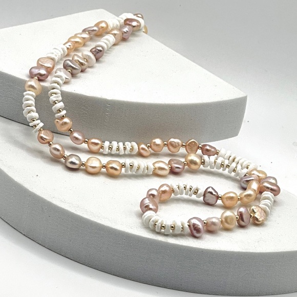Pastel coloured pearl nugget necklace with gold beads and white puka shells. - Picture 7 of 7